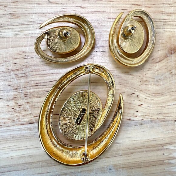 Monet Vintage Brooch & Pierced Earring Set Demi-Parure Gold Tone Faux Pearl Swir - Picture 3 of 8